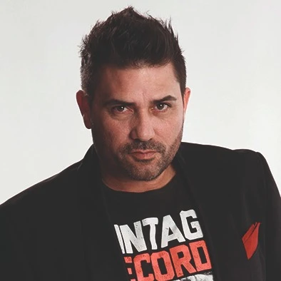 Carlos López live performance portrait